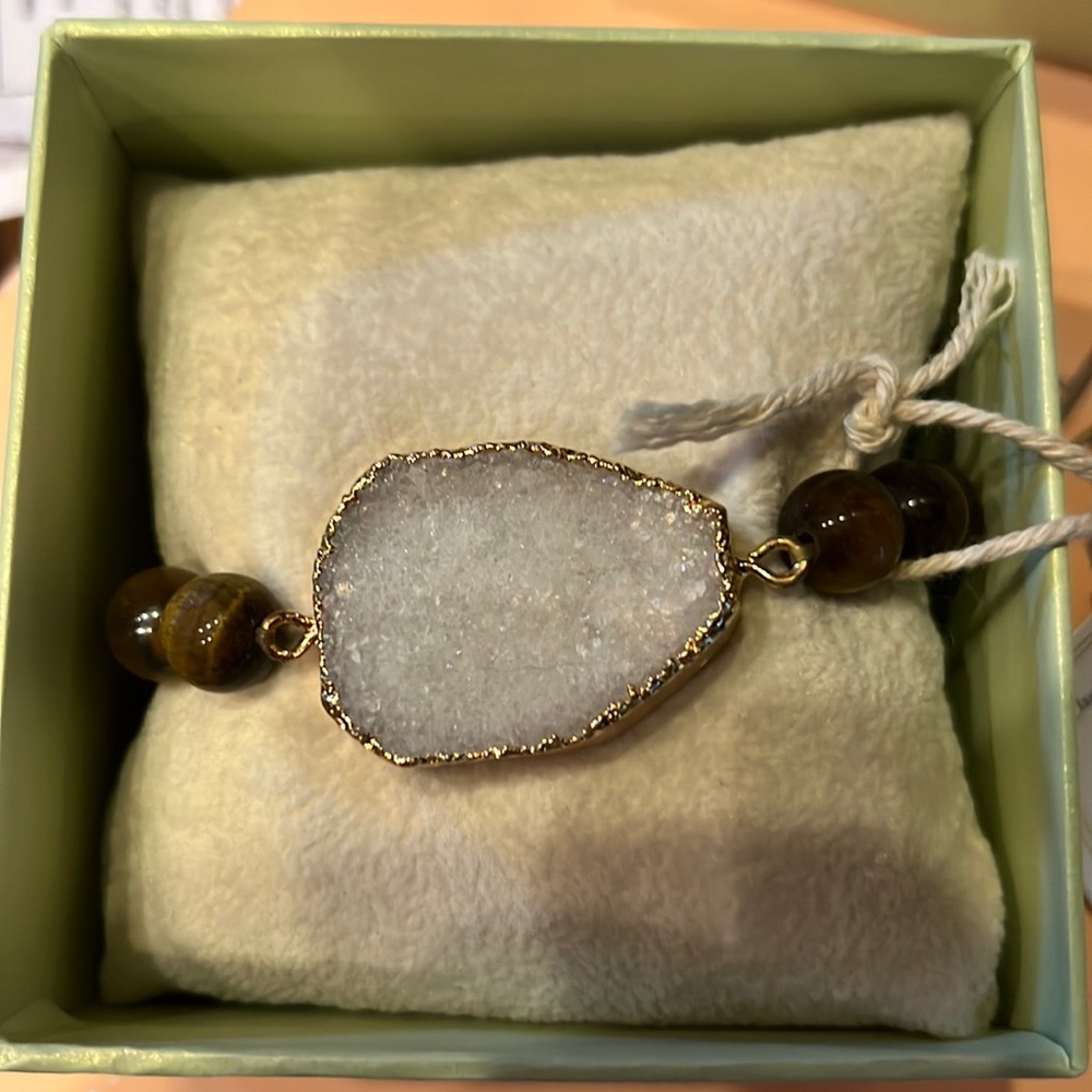 Gorgeous NWT tigers eye bracelet with Druzy.